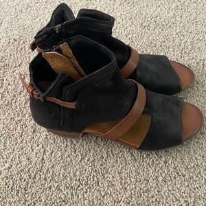 Black Miz Mooz Carter Sandals!